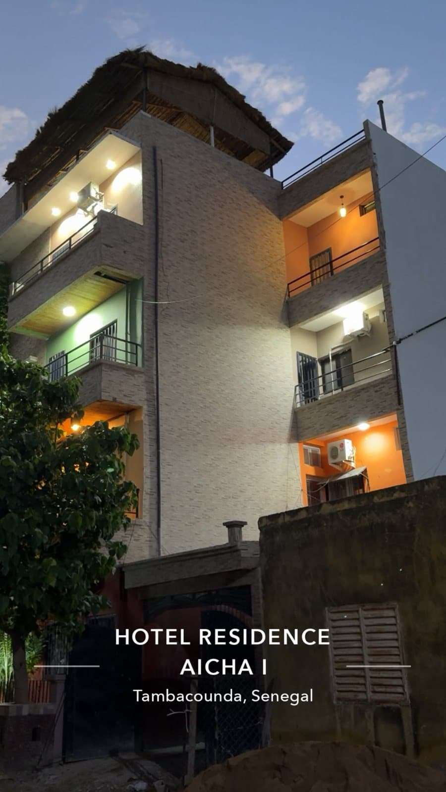 Façade de l'hôtel illuminée en soirée