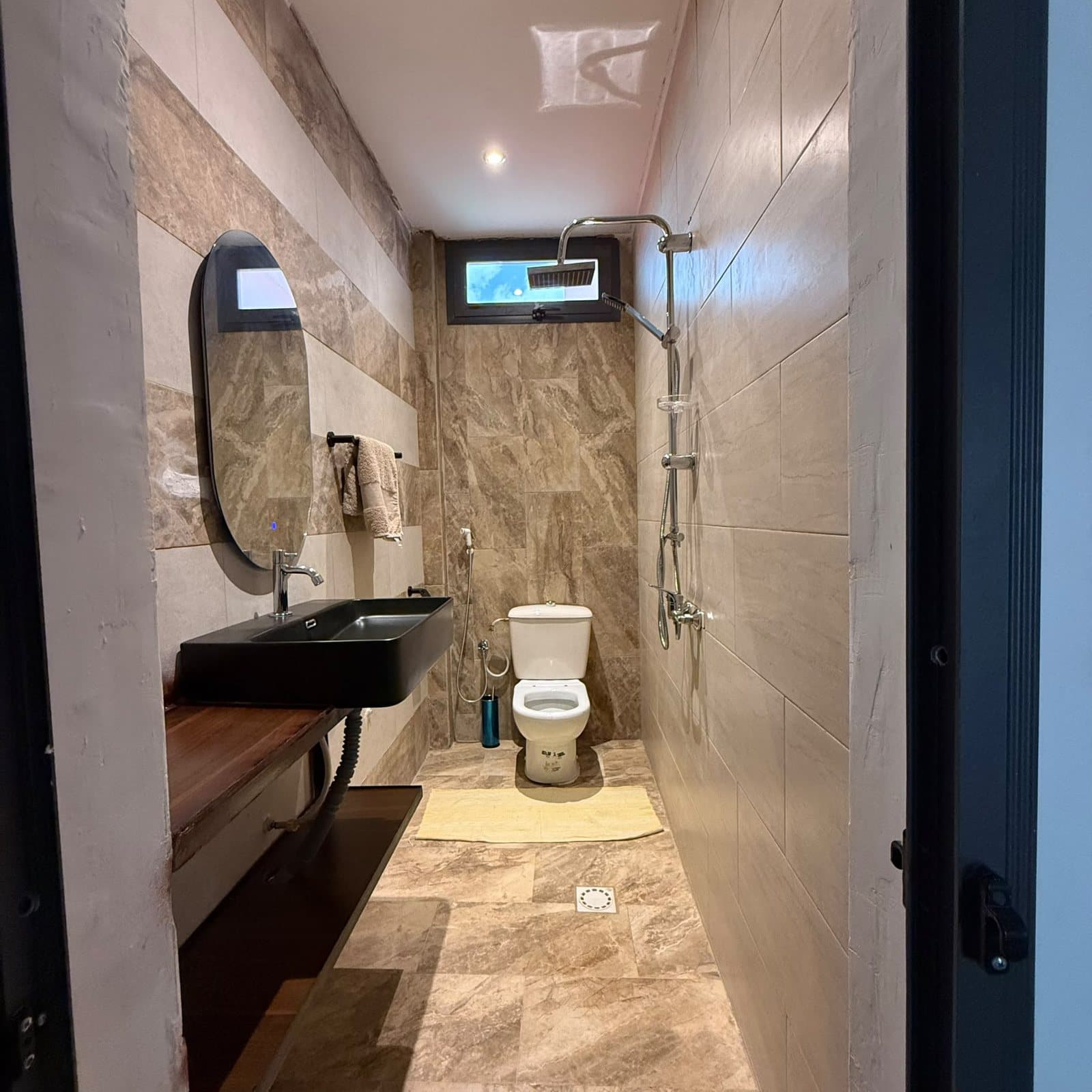 Salle de bain avec finitions soignées